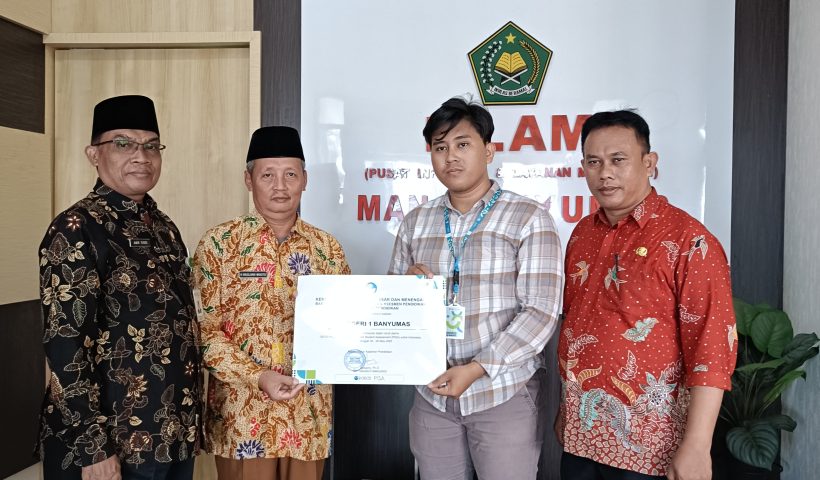 Kepala MAn 1 Banyumas menerima Penghargaan Atas Partisipasinya dalam OECD PISA